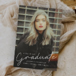 Invitaciones a graduación de fotos sencillas con g<br><div class="desc">Este moderno y elegante combo de invitación a la invitación para graduación fotográfica incluye un overlay de guion y el nombre del personalizable, la escuela y la foto en el frente. El reverso ofrece felicitaciones y detalles del evento con 2 fotos más adicionales. Una gran manera de mostrar a tu...</div>