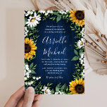 Invitaciones a la boda rústica del girasol azul de<br><div class="desc">Las invitaciones a la boda rústica del girasol azul marino presentan un fondo de madera de granero azul marino adornado con margaritas acuarelas,  girasoles,  vegetación,  aliento de bebé y lirio del valle.</div>