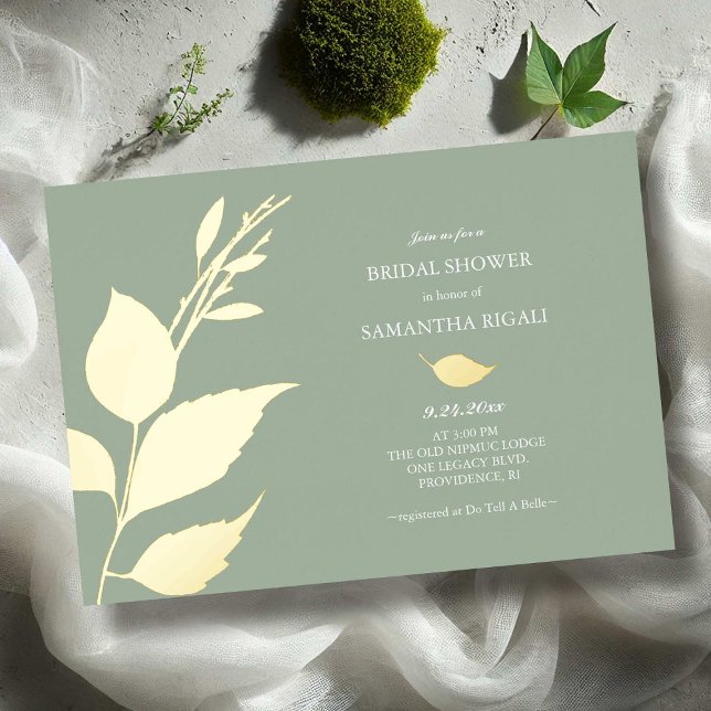 Invitaciones a la ducha de novias de Relieve metal (Sage green bridal shower invitations feature gold foil leaves by Do Tell A Belle)