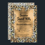 Invitaciones a la fiesta de cumpleaños 16 del Leop<br><div class="desc">Las elegantes invitaciones dulces de 16 años cuentan con una huella de leopardo con Relieve metalizado de imitación de oro y los detalles de tu fiesta de cumpleaños en letras de moda,  uso para CUALQUIER cumpleaños de LA EDAD. Elementos coincidentes disponibles en nuestra colección.</div>