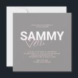 Invitaciones a la fiesta de cumpleaños moderna en<br><div class="desc">Celebra su día especial con estilo con esta invitación a la fiesta de cumpleaños, perfecta para una invitación de 13 años o cualquier evento elegante! Diseñada con una audaz letra moderna y letras blancas, esta invitación cuadrada incluye el nombre del invitado de honor junto con un corazón dulce en un...</div>