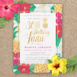 Invitaciones a la Fiesta de Luau, Día del Oro 30<br><div class="desc">Pink & gold 30 cumpleaños invitaciones luau con diversión,  flores tropicales de bonito y piñas,  con acentos dorados. ¡Ideal para una fiesta de cumpleaños 30 con la temática de un luau!</div>