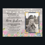 Invitaciones a la Madera Rústica Floral de cumplea<br><div class="desc">Añade tu foto a esta invitación de tiza de estilo vintage. Agregue cualquier edad. Se incluye la impresión posterior.</div>