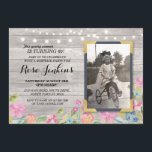 Invitaciones a la Madera Rústica Floral de cumplea<br><div class="desc">Añade tu foto a esta invitación de tiza de estilo vintage. Agregue cualquier edad. Se incluye la impresión posterior.</div>