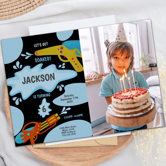 Invitaciones a la pistola de agua azul negra con f (Black Blue Water Gun Invitations with photo)