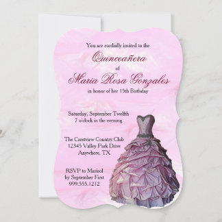 Invitaciones a la Quinceañera con traje rosa y plu