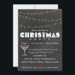 Invitaciones a los Navidades Martini de Chalkboard<br><div class="desc">Este diseño cuenta con una pizarra con luces de tiza rojas y verdes y un martini de menta de menta.</div>