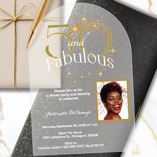Invitaciones Acrílicas 50 y fabuloso cumpleaños foto única oro blanco (50 & Fabulous Frosted Acrylic Elegant Gold and White Script Invitation)