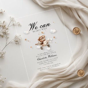 Invitaciones Acrílicas ¡Apenas Podemos Esperar! Oso de Peluche y Avión