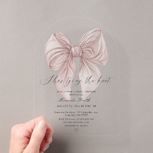 Invitaciones Acrílicas Arco Rosa Ella Está Atando El Nudo Despedida de So