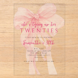 Invitaciones Acrílicas Atando su lazo rosa en sus 20 Cumpleaños 30