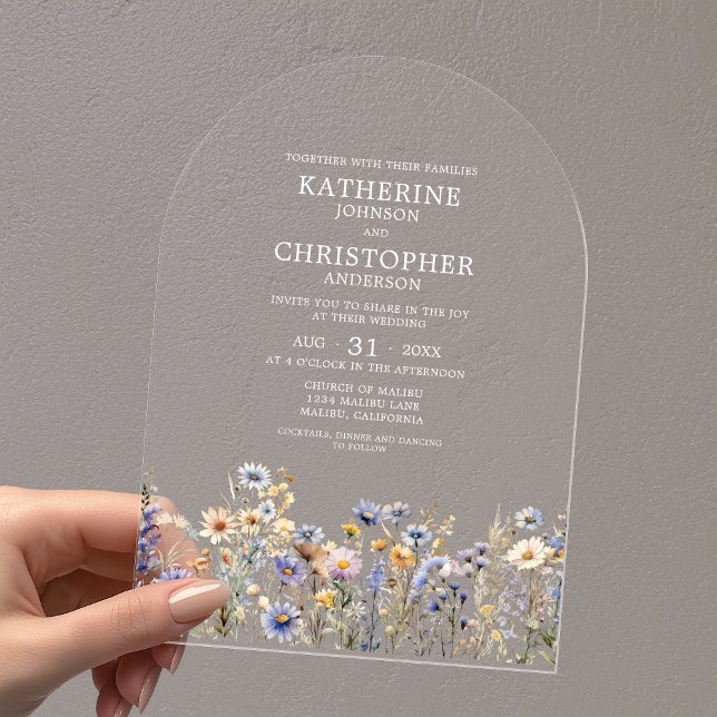 Invitaciones Acrílicas Boda del Arco de Flor Silvestre Azul Dusty (Dusty Blue Wildflowers Watercolor Arch Wedding Acrylic Invitation with Couple First and Last Names.)