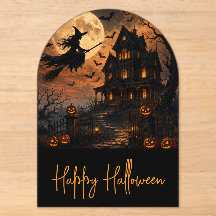 Bruja espeluznante de Halloween volando sobre casa