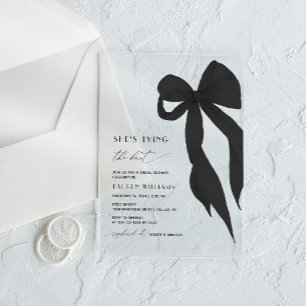Invitaciones Acrílicas Chic Lazo Negro Ella Está Atando el Nudo Despedida
