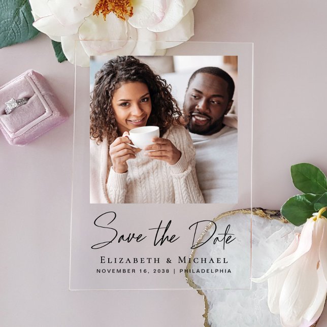 Invitaciones Acrílicas Chic Script Foto Guardar la Fecha (Make your day unforgettable with stunning acrylic save the dates—modern, elegant, unique!)