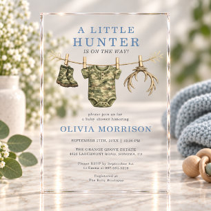 Invitaciones Acrílicas Chico de ropa tendida Camo Little Hunter Baby Show