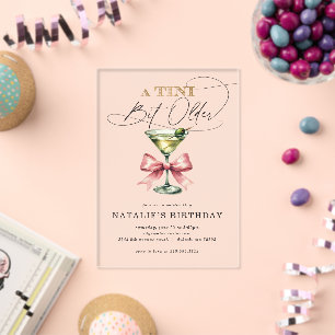 Invitaciones Acrílicas Cumpleaños Un Poco Más Viejo con Lazo Rosa Martini