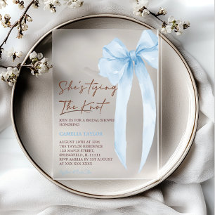 Invitaciones Acrílicas Despedida de soltera con lazo azul atando el nudo