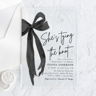 Invitaciones Acrílicas Ducha de Novia con Lazo Negro Ella Está Atando el