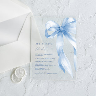 Invitaciones Acrílicas Dusty Blue Bow Ella Está Atando el Nudo Despedida