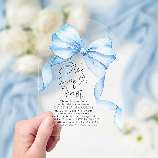 Invitaciones Acrílicas Dusty Blue Bow está atando la ducha nupcial (Acrylic Bridal Shower Invitation with Dusty Blue Bow - She's Tying The Knot and Something Blue )