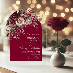Invitaciones Acrílicas Elegante Boda de Arco de Rosas de Borgoña y Crema