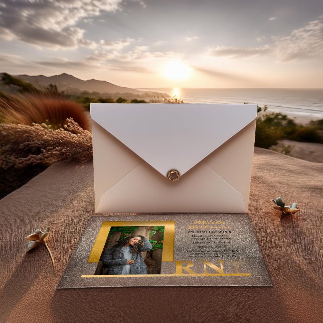 Invitaciones Acrílicas Elegante Graduación de Foto RN Caduceus Gold (Elegant  Gold Tone "RN" Registered Nurse Nursing Caduceus Photo Graduation Acrylic Invitations)