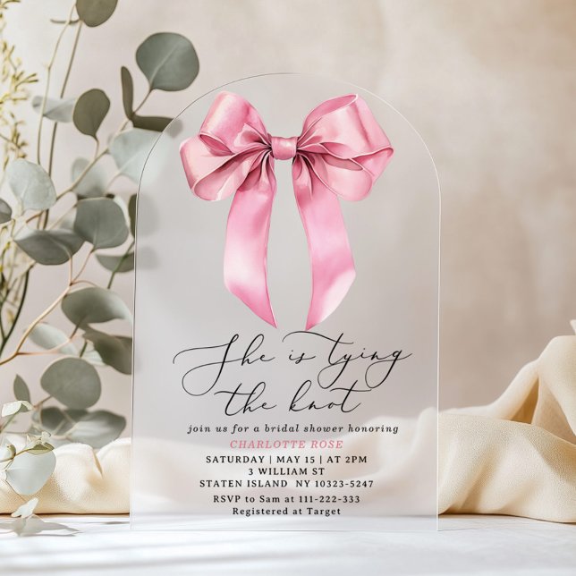 Invitaciones Acrílicas Ella está atando el arco de la ducha de novia rosa (Subido por el creador)