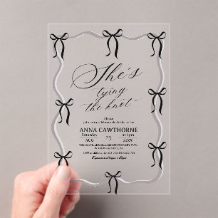 Invitaciones Acrílicas Ella está atando el nudo  Ducha de novia con lazos