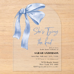 Invitaciones Acrílicas Ella está atando el nudo  lazo azul Baby Shower de