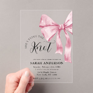 Invitaciones Acrílicas Ella está atando la ducha de novia del arco rosado