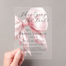 Ella está atando la ducha de novias de vaca rosa K