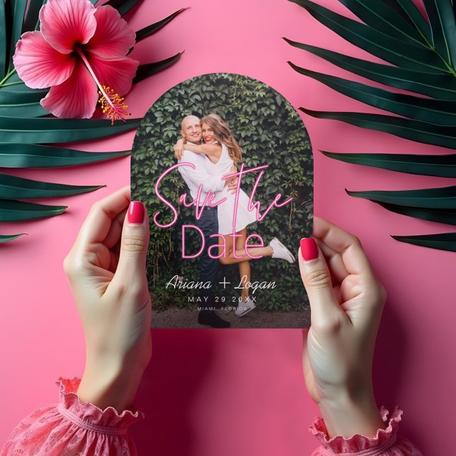 Invitaciones Acrílicas Foto de escritura moderna neón rosada Guardar la f (Electric Love Neon Pink Heart & Typographic Photo Acrylic Invitations)