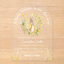 Invitaciones Acrílicas Hay un conejo en camino a la ducha para bebés