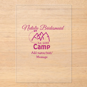 Invitaciones Acrílicas La dama de honor del campamento rosado añade el no