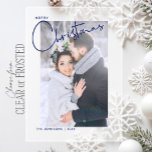 Invitaciones Acrílicas Moderna foto Minimalista de navidad recién casada<br><div class="desc">Celebra tu primera Navidad juntos como una pareja casada con esta elegantemente simple pero emocionalmente poderosa tarjeta de vacaciones. La imagen de ustedes dos, envueltos en bufandas acogedoras y rodeados por el maravilloso paisaje invernal, resume el calor y el amor que llena el aire en la época más especial del...</div>