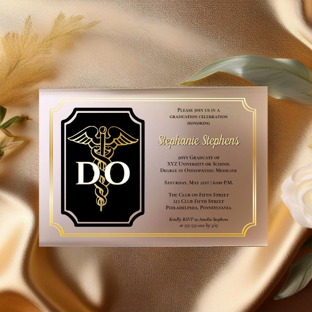 Invitaciones Acrílicas Negro elegante | Partido de Graduación del Médico  (Elegant Black | Gold Tone Doctor of Osteopathic Medicine "DO" Graduation Party Acrylic Invitations)