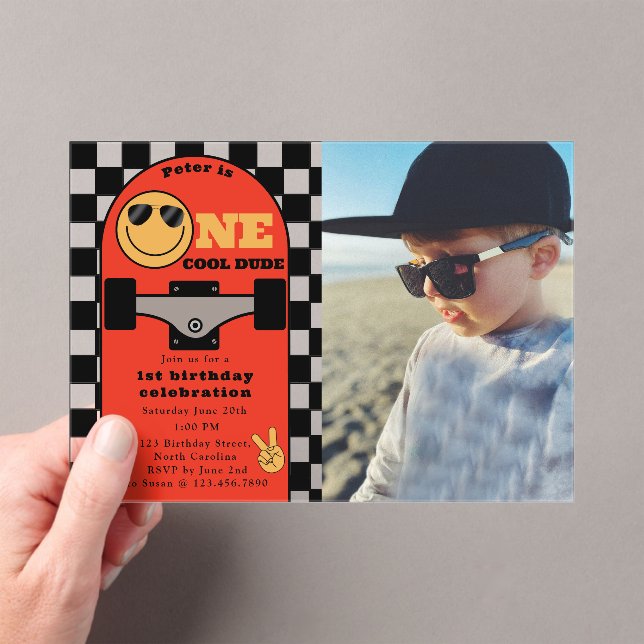Invitaciones Acrílicas One Cool Dude 1st First Birthday Skateboard Photo (Insitu (portátil))