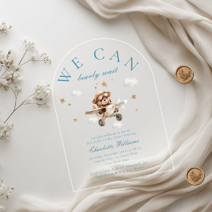 Invitaciones Acrílicas ¡Podemos Esperar! Oso y avión de Teddy