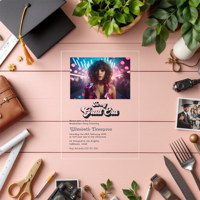 Invitaciones Acrílicas Retro Vibes De Moda En Mi Fiesta De Graduación De  (Retro Vibes Trendy In My Grad Era Graduation Party Acrylic Invitations)