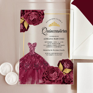 Invitaciones Acrílicas Sonriente bata borgoña dorada floral Quinceanera
