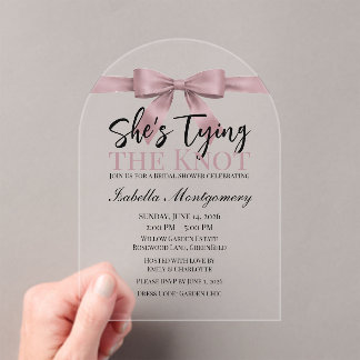 Invitaciones Acrílicas Tema de Ella Está Anudando lazo Malva