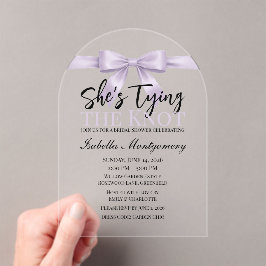 Invitaciones Acrílicas Tema Ella Está Anudando el Lazo Lavanda