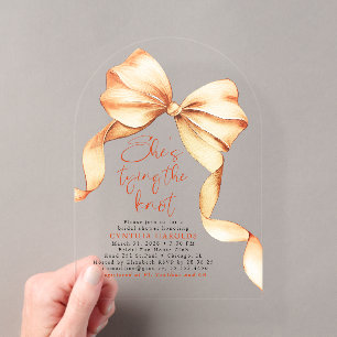 Invitaciones Acrílicas Terracotta Arco Ella Está Atando el Nudo Despedida