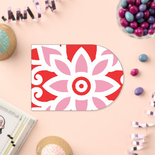 Invitaciones Acrílicas un patrón rojo y blanco con una flor en él