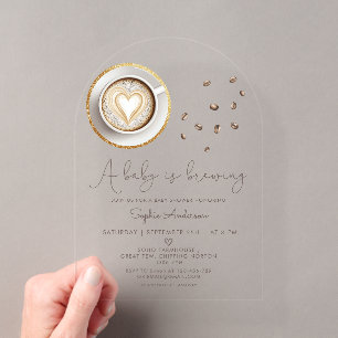 Invitaciones Acrílicas Una bebé está preparando café Baby Shower