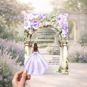 Invitaciones Acrílicas Vestido de quinceañera con arco floral lavanda tra