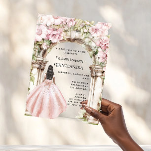 Invitaciones Acrílicas Vestido de quinceañera con arco floral rosa dorado