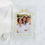 Invitaciones Acrílicas Vintage Gold Bow Merry Christmas Photo<br><div class="desc">Celebre la temporada de vacaciones con esta tarjeta de Navidades acrílicos, que incluye la foto de su familia, bellamente enmarcada por un arco dorado festivo y cinta de correr sobre un fondo acrílico helado o transparente. El elegante saludo "Feliz Navidad" está escrito en un encantador guión manuscrito dorado, añadiendo un...</div>