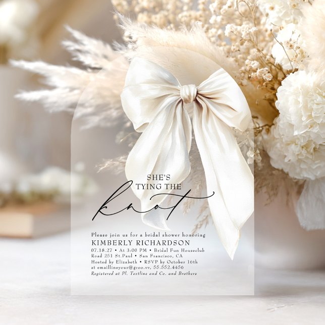 Invitaciones Acrílicas White Bow She's Tying the Knot Chic Bridal Shower (White Bow Bridal Shower Arch Acrylic Invitation)